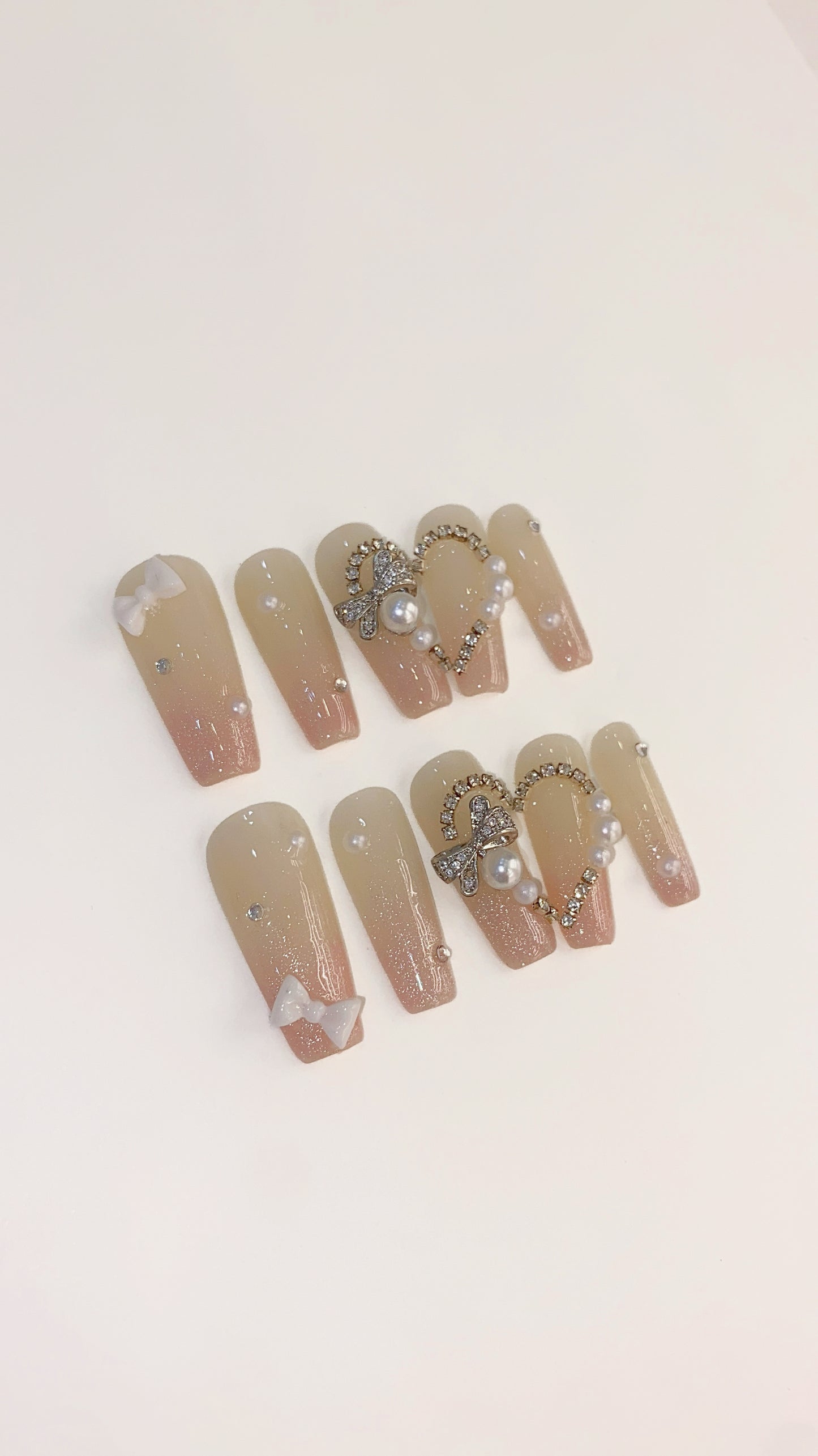 シアーベージュ × ハートビジューネイル