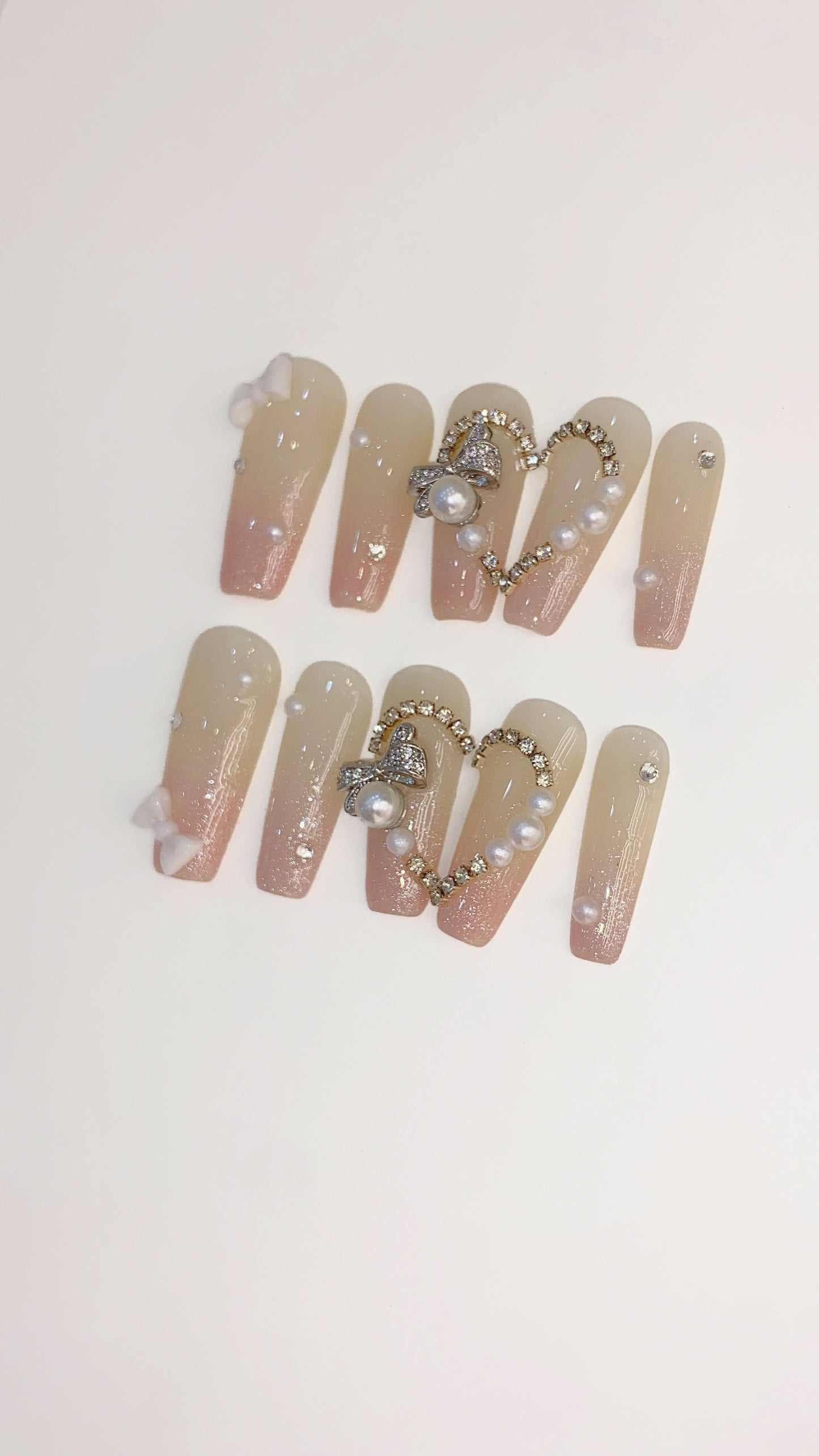 シアーベージュ × ハートビジューネイル