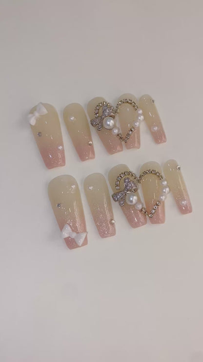 シアーベージュ × ハートビジューネイル